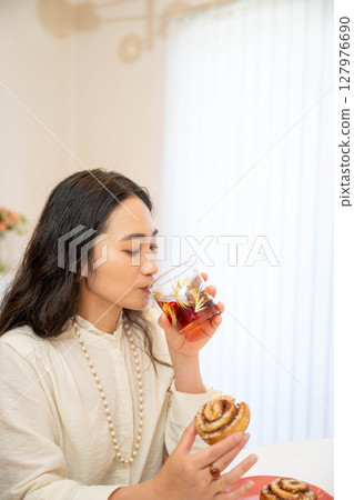 A woman eating breakfast　 127976690