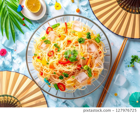 夏日涼麵和清爽的日式餐桌佈置 夏日涼麵和清爽的日式餐桌佈置 127976725