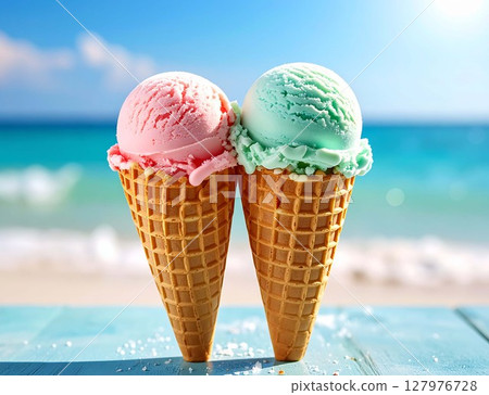 夏日海灘和冰淇淋甜筒(草莓和蘇打水) 夏日海灘和冰淇淋甜筒(草莓和蘇打水) 127976728