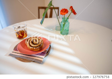 美味的麵包、咖啡和玻璃杯 127976758