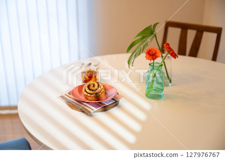 美味的麵包、咖啡和玻璃杯 127976767