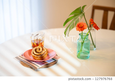 美味的麵包、咖啡和玻璃杯 美味的麵包、咖啡和玻璃杯 127976768