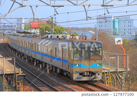 A train departing from Yonogi Station on the Meitetsu Toyota Line in Nisshin City, Aichi Prefecture 127977100