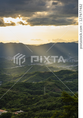 從廣島縣尾道市高見山展望台眺望夕陽映照下的尾道市 127977482