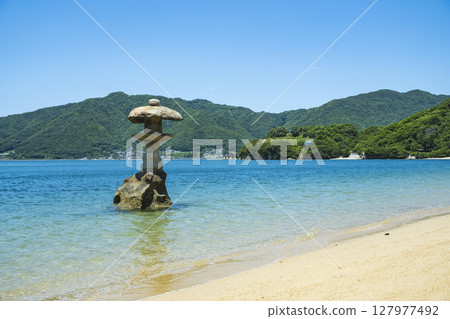 Stone lanterns standing in the sea at Itsukushima Shrine on Iwako Island, Onomichi City, Hiroshima Prefecture Stone lanterns standing in the sea at Itsukushima Shrine on Iwako Island, Onomichi City, Hiroshima Prefecture 127977492