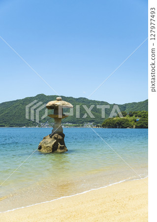 Stone lanterns standing in the sea at Itsukushima Shrine on Iwako Island, Onomichi City, Hiroshima Prefecture 127977493