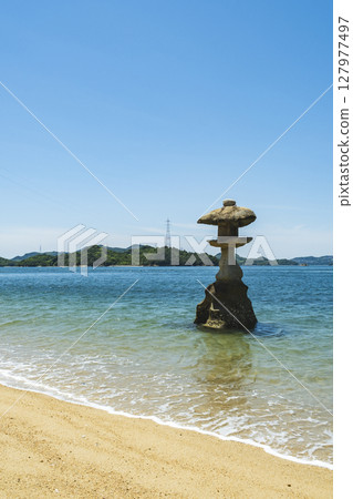 廣島縣尾道市岩子島嚴島神社海中矗立的石燈籠 127977497