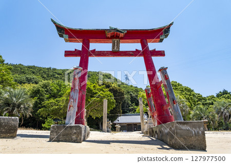 The large torii gate of Itsukushima Shrine on Iwako Island, Onomichi City, Hiroshima Prefecture 127977500