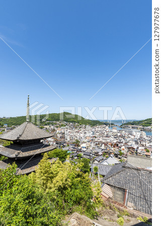 The three-story pagoda of Tenneiji Temple and the streetscape of Onomichi City, Hiroshima Prefecture 127977678
