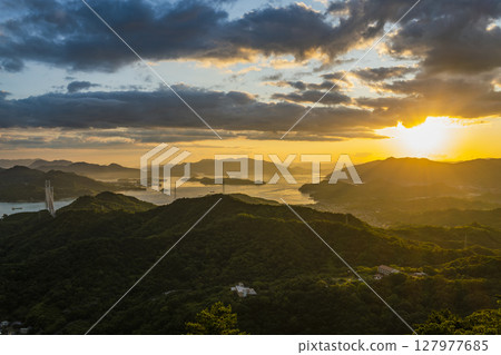 從廣島縣尾道市高見山展望台看到的瀨戶內海日落 127977685