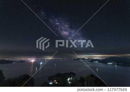 從廣島縣尾道市高見山天文台眺望瀨戶內海諸島和銀河 127977689
