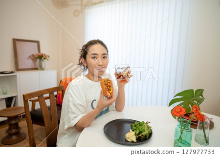 The two of them happily sit around the table 127977733