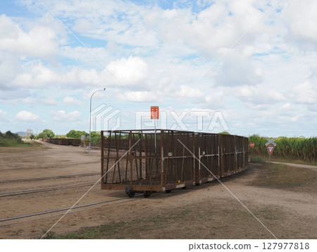 鐵路與路標的交會處-霍姆希爾土路上的午後 鐵路與路標的交會處-霍姆希爾土路上的午後 127977818