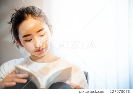 年輕女子在毯子下放鬆 年輕女子在毯子下放鬆 127978078