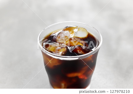 冰咖啡倒入玻璃杯中 127978210