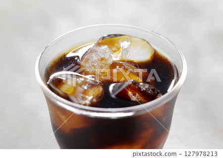 冰咖啡倒入玻璃杯中 127978213