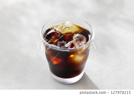 冰咖啡倒入玻璃杯中 冰咖啡倒入玻璃杯中 127978215
