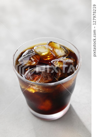 冰咖啡倒入玻璃杯中 冰咖啡倒入玻璃杯中 127978219