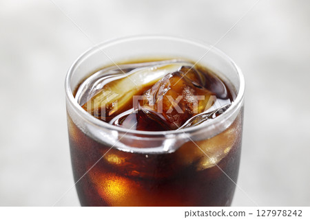 冰咖啡倒入玻璃杯中 127978242