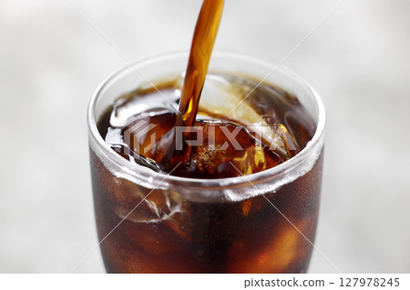 冰咖啡倒入玻璃杯中 127978245