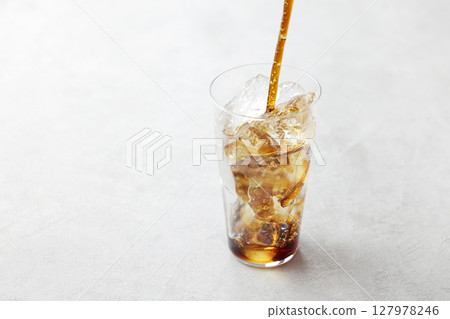 冰咖啡倒入玻璃杯中 127978246