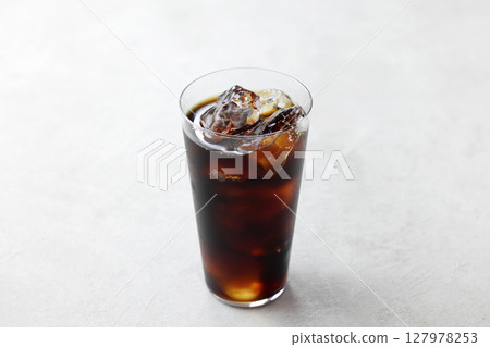 冰咖啡倒入玻璃杯中 127978253