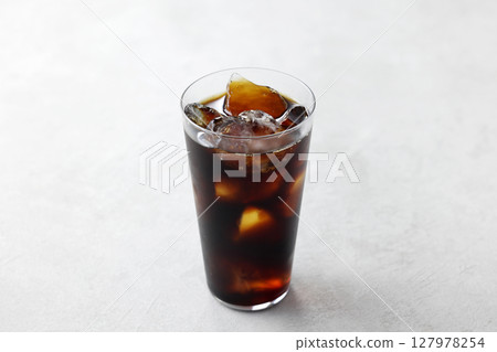 冰咖啡倒入玻璃杯中 127978254