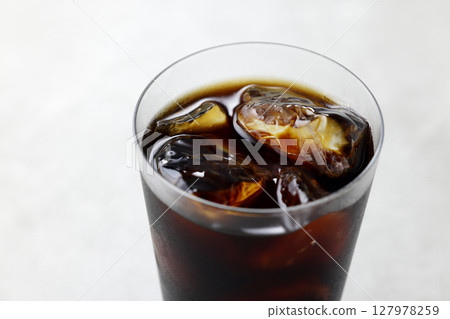 冰咖啡倒入玻璃杯中 127978259
