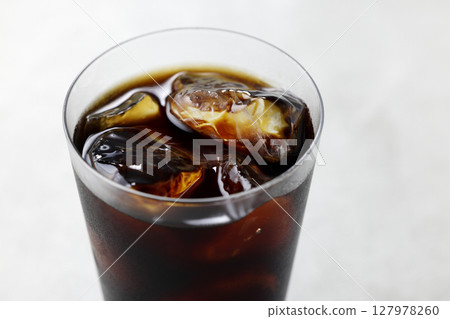 冰咖啡倒入玻璃杯中 冰咖啡倒入玻璃杯中 127978260