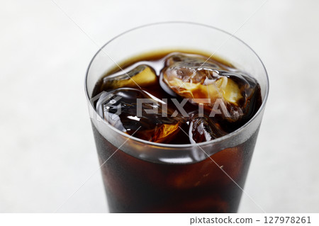 冰咖啡倒入玻璃杯中 127978261