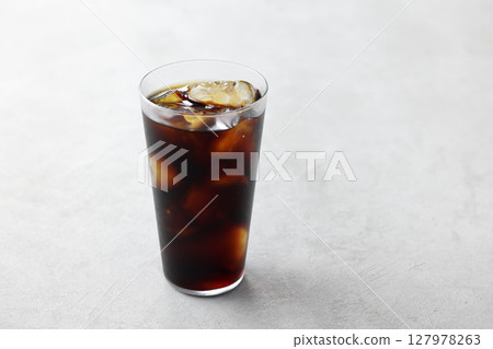 冰咖啡倒入玻璃杯中 127978263