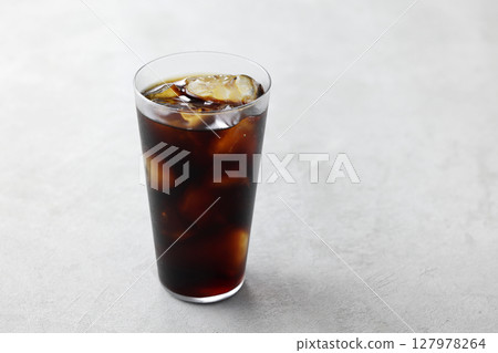 冰咖啡倒入玻璃杯中 冰咖啡倒入玻璃杯中 127978264