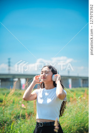 在智慧型手機上聽音樂的女人 127978362