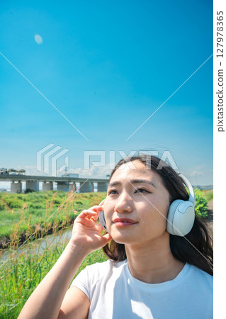 在智慧型手機上聽音樂的女人 127978365