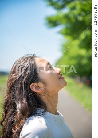 年輕女子在藍天下放鬆 127978398