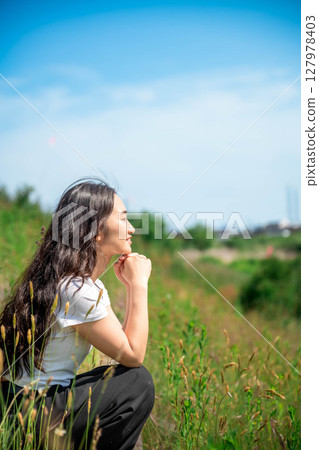 年輕女子在藍天下放鬆 127978403
