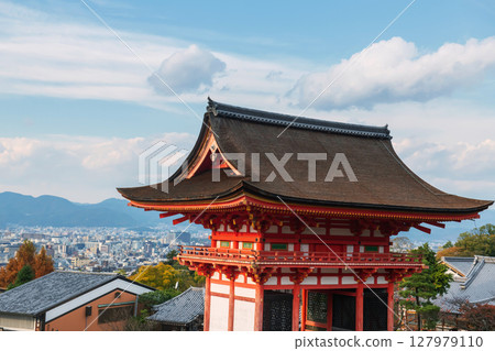Kiyomizudera temple Sammon gate against city in autumn, Kyoto Kiyomizudera temple Sammon gate against city in autumn, Kyoto 127979110