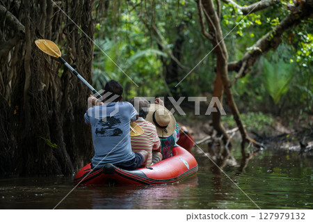 Local guide use paddle to point to Banyan Tree at Little Amazon 127979132