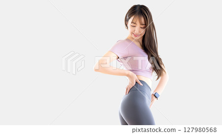 一個女人檢查她的身體線條 127980568