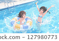 兩個穿著泳衣的女孩在泳池裡嬉戲 127980773