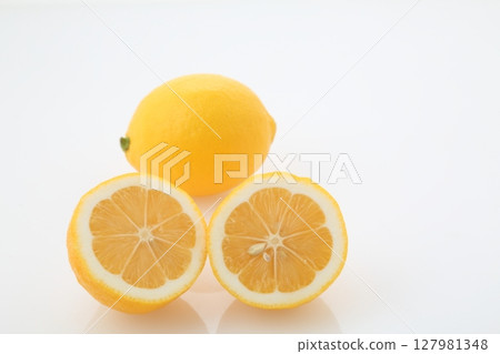Meyer lemon cross section 127981348