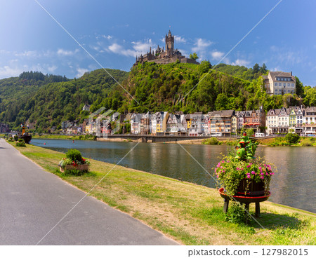 Reichsburg hill and riverside houses, Cochem, Germany 127982015