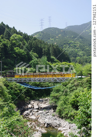 Ashitani Bridge and Yotsutsu Bridge over the Kokuryo River in Niihama City, Ehime Prefecture 127982151