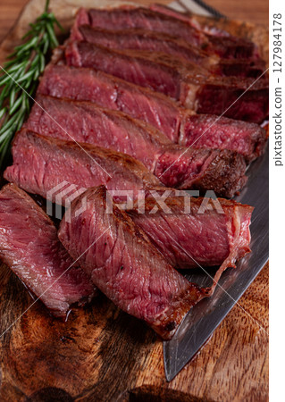 fried steak, beef steak, rib eye steak, sliced steak, on a chopping board, top view, no people 127984178