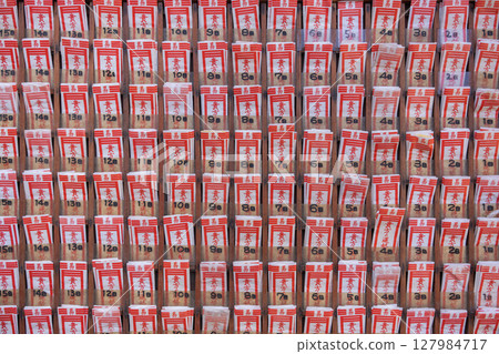 [東京武藏小山] 一條紋理複雜的佛教供奉帶，描繪了基於中國十二生肖的運勢。 127984717