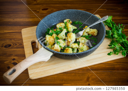 Top view of crispy cauliflower with parsley 127985350