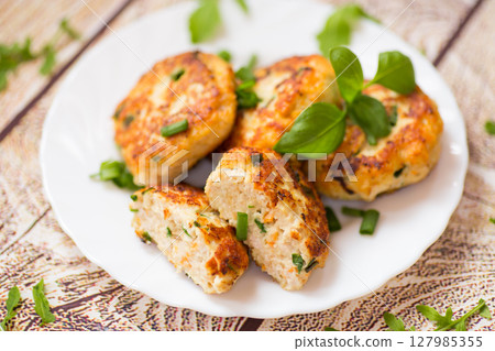 delicious chicken cutlets on a wooden table delicious chicken cutlets on a wooden table 127985355