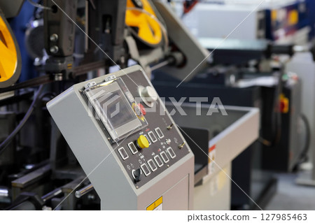 automatic metal cutting band saw machine 127985463