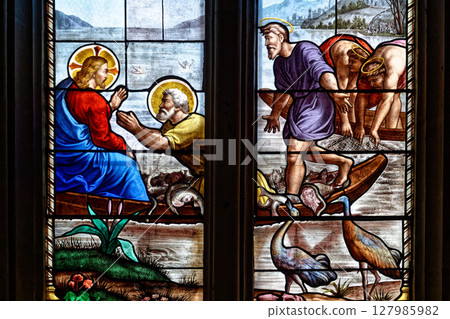 The miraculous fishing 127985982