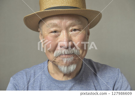 滿臉鬍鬚的微笑老人 127986609